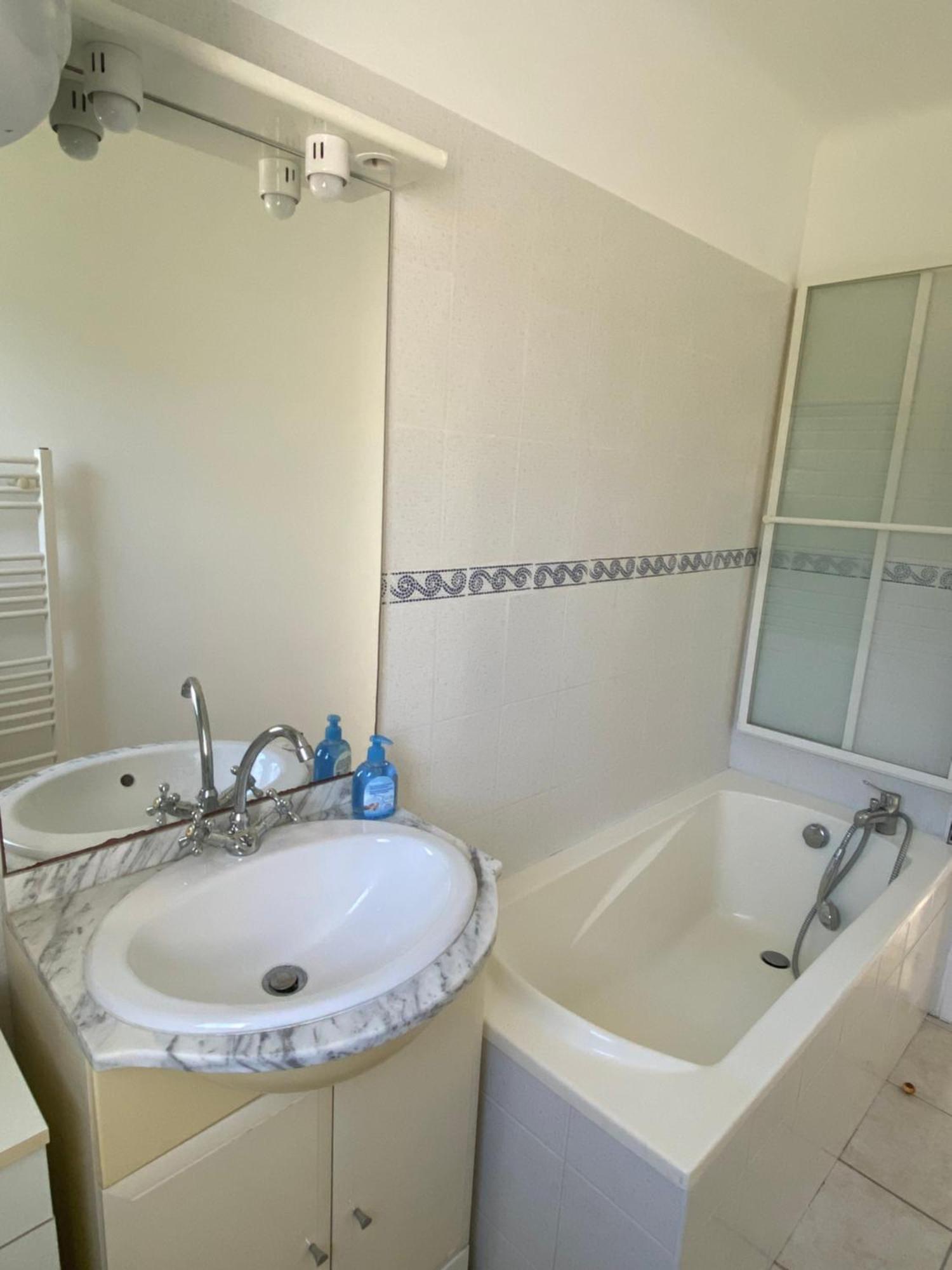 Chez Madou, T1 En Bas De Villa Et Rez De Jardin A 900M De La Mer Et Des Commerces Fréjus Extérieur photo